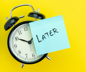 In azienda, persone di tutti i ruoli procrastinano la consegna di progetti, mancano appuntamenti importanti e arrivano tardi.